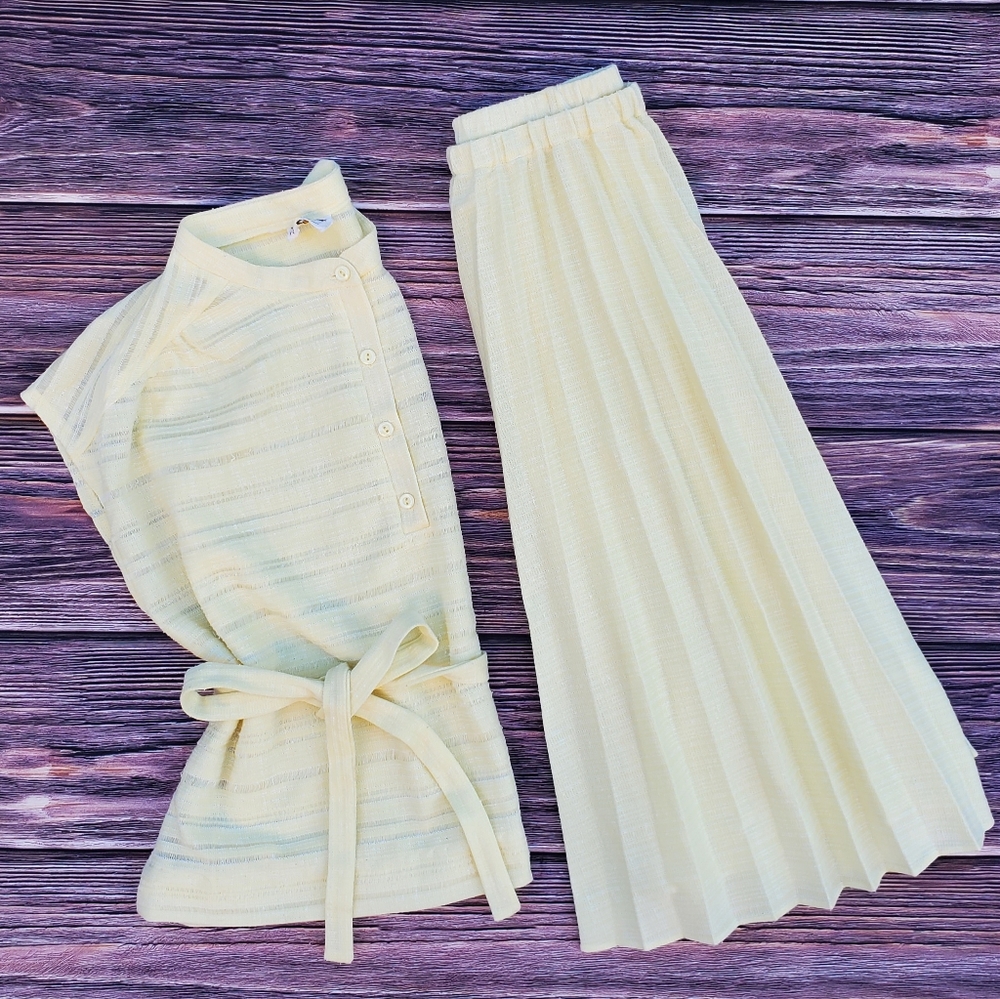50s style pastel yellow skirt and blouse